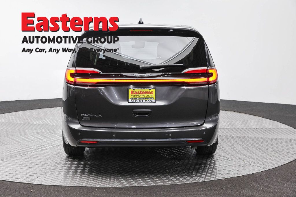 Used 2023 Chrysler Pacifica Touring-L FWD image 8