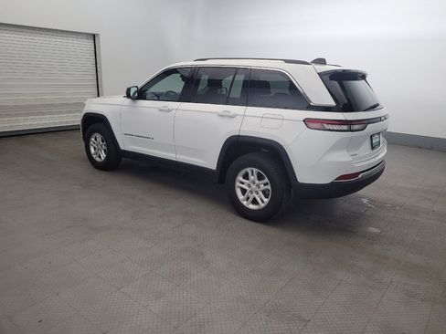 Used 2023 Jeep Grand Cherokee Laredo AWD/4WD image 3