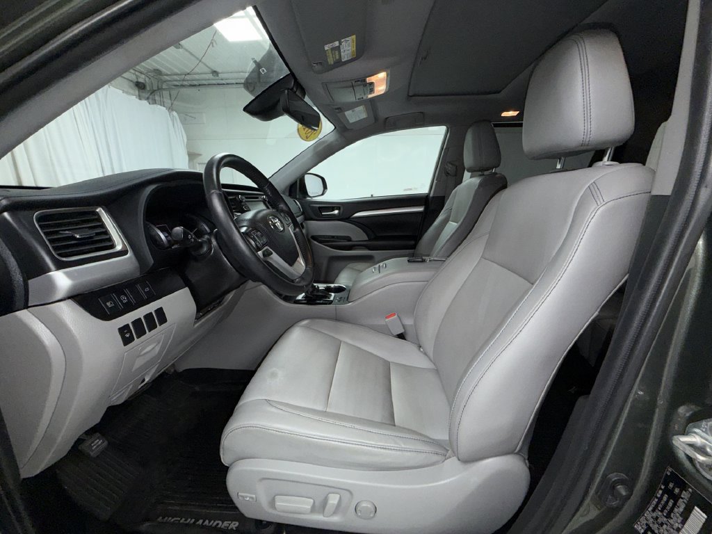 Used 2019 Toyota Highlander XLE AWD/4WD image 12