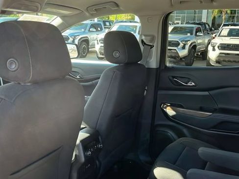 Used 2023 GMC Acadia SLE FWD image 19