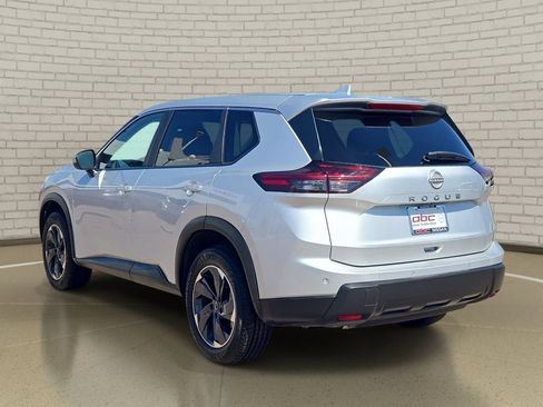 Certified 2025 Nissan Rogue SV FWD image 7