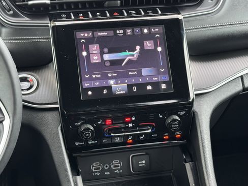 Used 2025 Jeep Grand Cherokee Altitude image 17