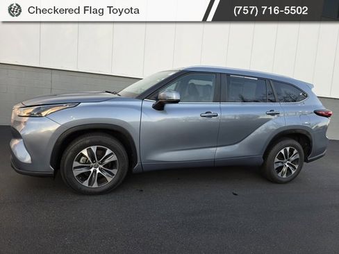 Used 2023 Toyota Highlander XLE image 2