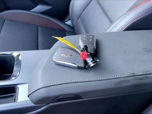 Used 2025 Chevrolet Equinox EV RS FWD image 12