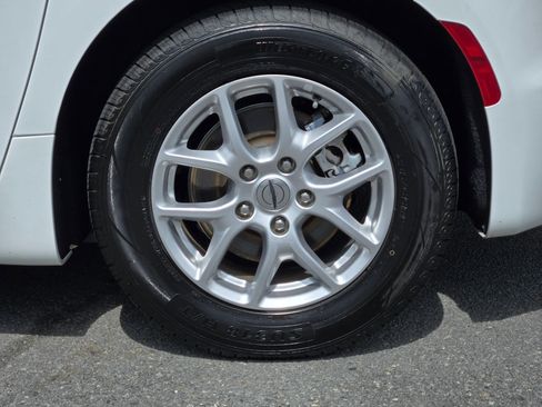 Used 2022 Chrysler Pacifica Touring-L FWD image 17