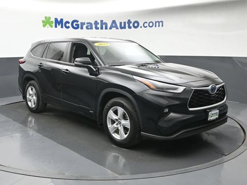 Used 2023 Toyota Highlander LE AWD/4WD image 2