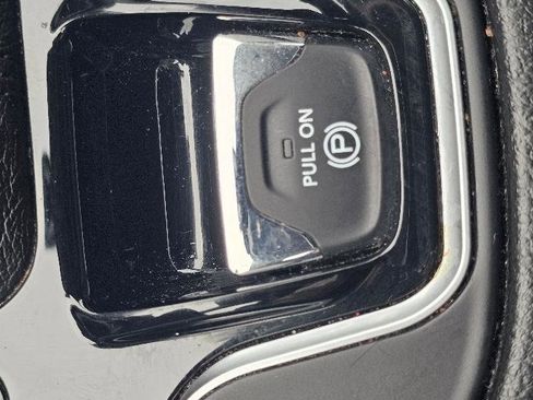 Used 2019 Jeep Cherokee Limited w/ Luxury Group image 37