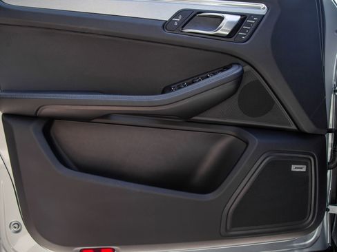 Certified 2025 Porsche Macan AWD/4WD image 14