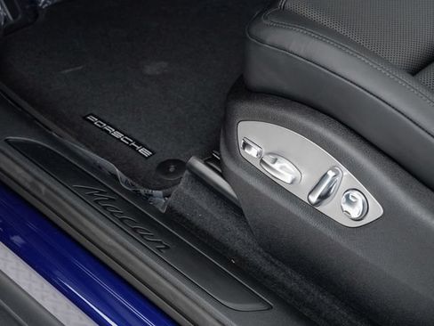 Certified 2025 Porsche Macan AWD/4WD image 11