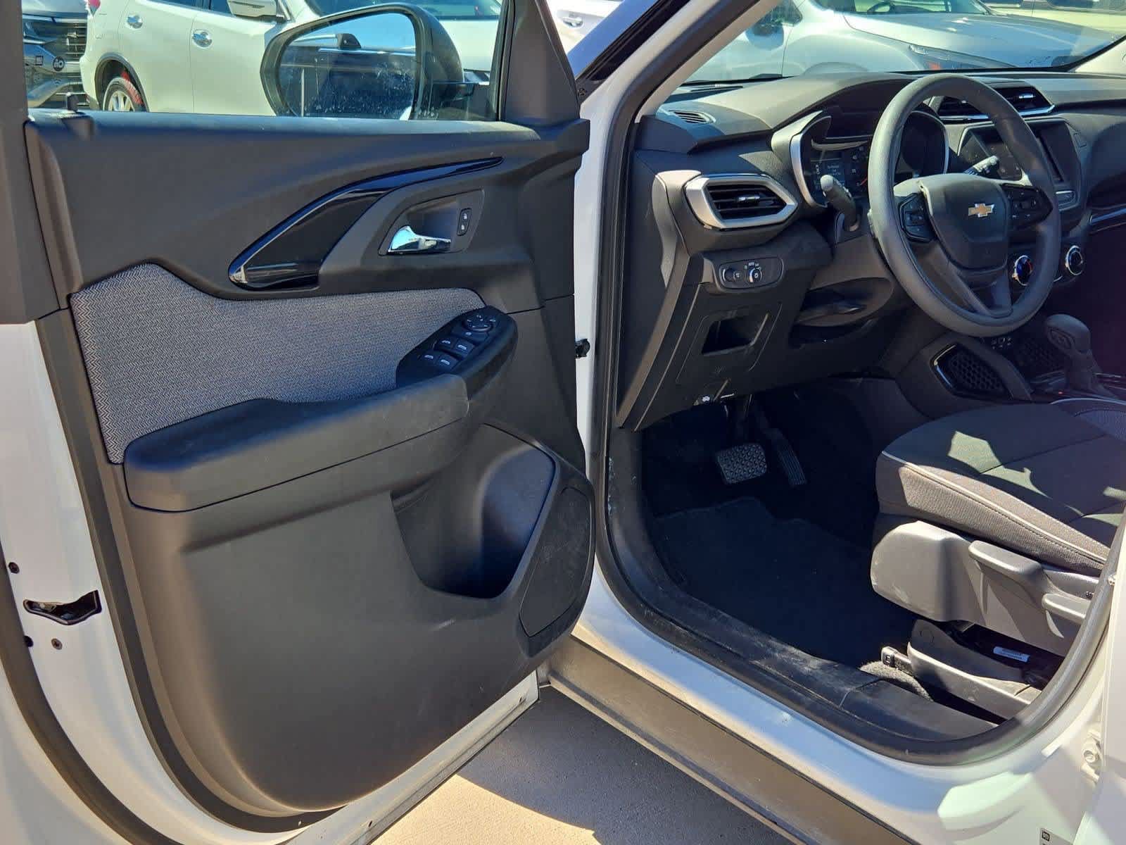 Used 2023 Chevrolet TrailBlazer LS FWD image 2