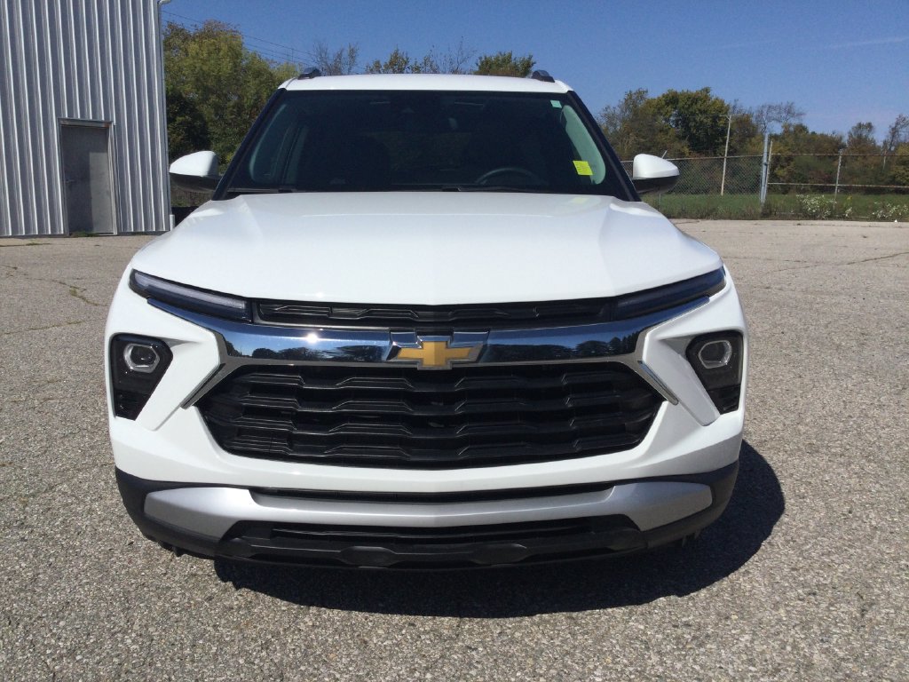 Used 2024 Chevrolet TrailBlazer LT w/ LT Cold Weather Package FWD image 2