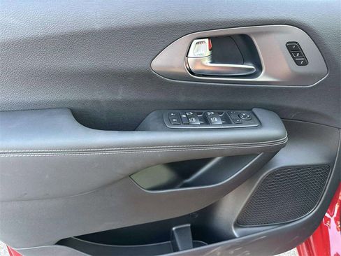 New 2026 Chrysler Pacifica Select image 8