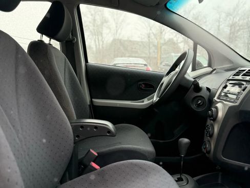 Used 2010 Toyota Yaris 4-Door Hatchback image 16