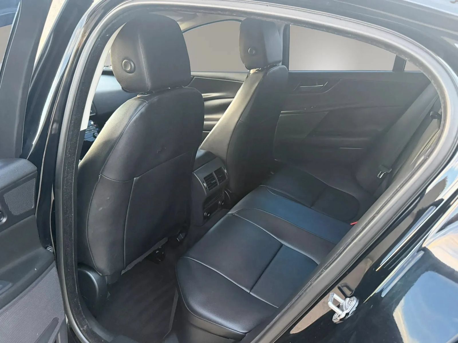 Used 2017 Jaguar XE RWD image 15