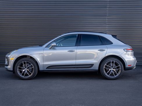 Certified 2025 Porsche Macan image 2