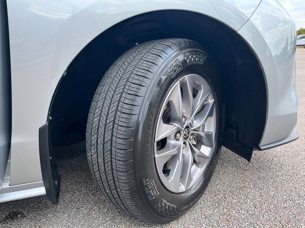 Used 2025 Toyota Sienna XLE FWD image 6