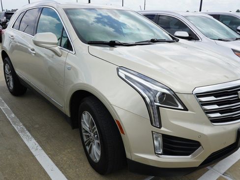 Used 2017 Cadillac XT5 Luxury w/ Driver Awareness Package FWD image 3