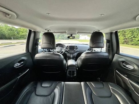 Used 2019 Jeep Cherokee Limited FWD image 14