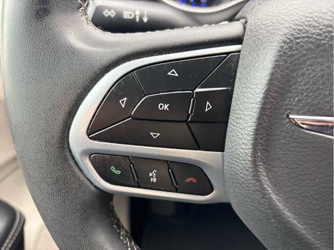 Used 2023 Chrysler Pacifica Touring-L image 25