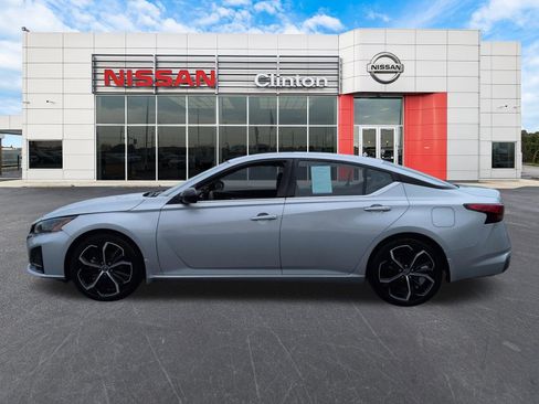 Used 2024 Nissan Altima 2.5 SR w/ SR Premium Package FWD image 6