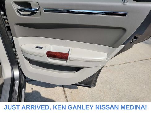 Used 2009 Chrysler 300 C RWD image 20