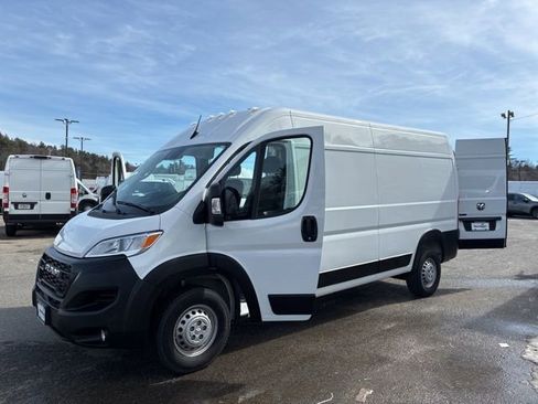 Used 2025 RAM ProMaster 2500 w/ Convenience Group image 18
