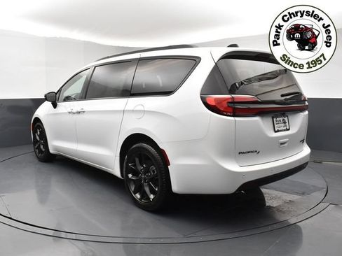 Used 2026 Chrysler Pacifica Limited w/ S Appearance Package AWD/4WD image 4