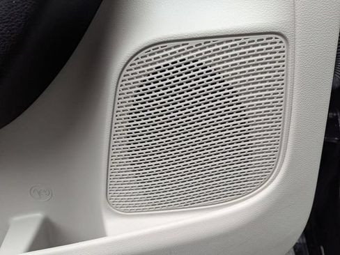 Used 2023 Chrysler Pacifica Touring-L FWD image 16