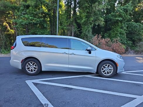 Used 2023 Chrysler Pacifica Touring-L FWD image 4