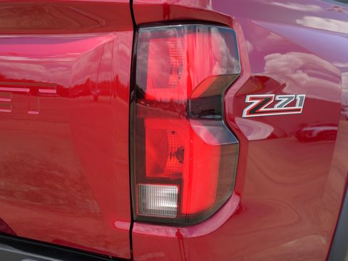 Used 2024 Chevrolet Colorado Z71 w/ Z71 Convenience Package 2 AWD/4WD image 21