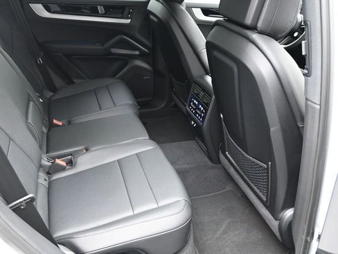 Certified 2025 Porsche Cayenne AWD/4WD image 8