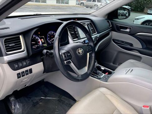 Used 2017 Toyota Highlander Limited Platinum image 17