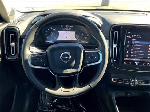 Used 2022 Volvo XC40 T5 Momentum image 4