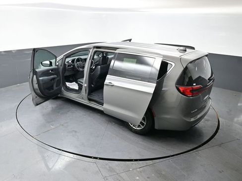 Used 2025 Chrysler Pacifica Select image 57