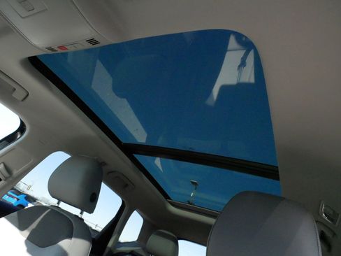 Certified 2022 Volkswagen Taos SE image 34