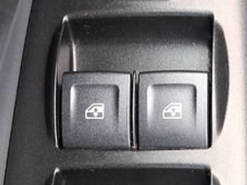Used 2022 Chevrolet Colorado Z71 AWD/4WD image 9