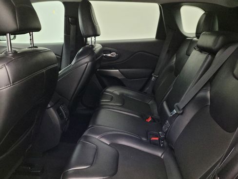Used 2019 Jeep Cherokee Latitude Plus FWD image 18