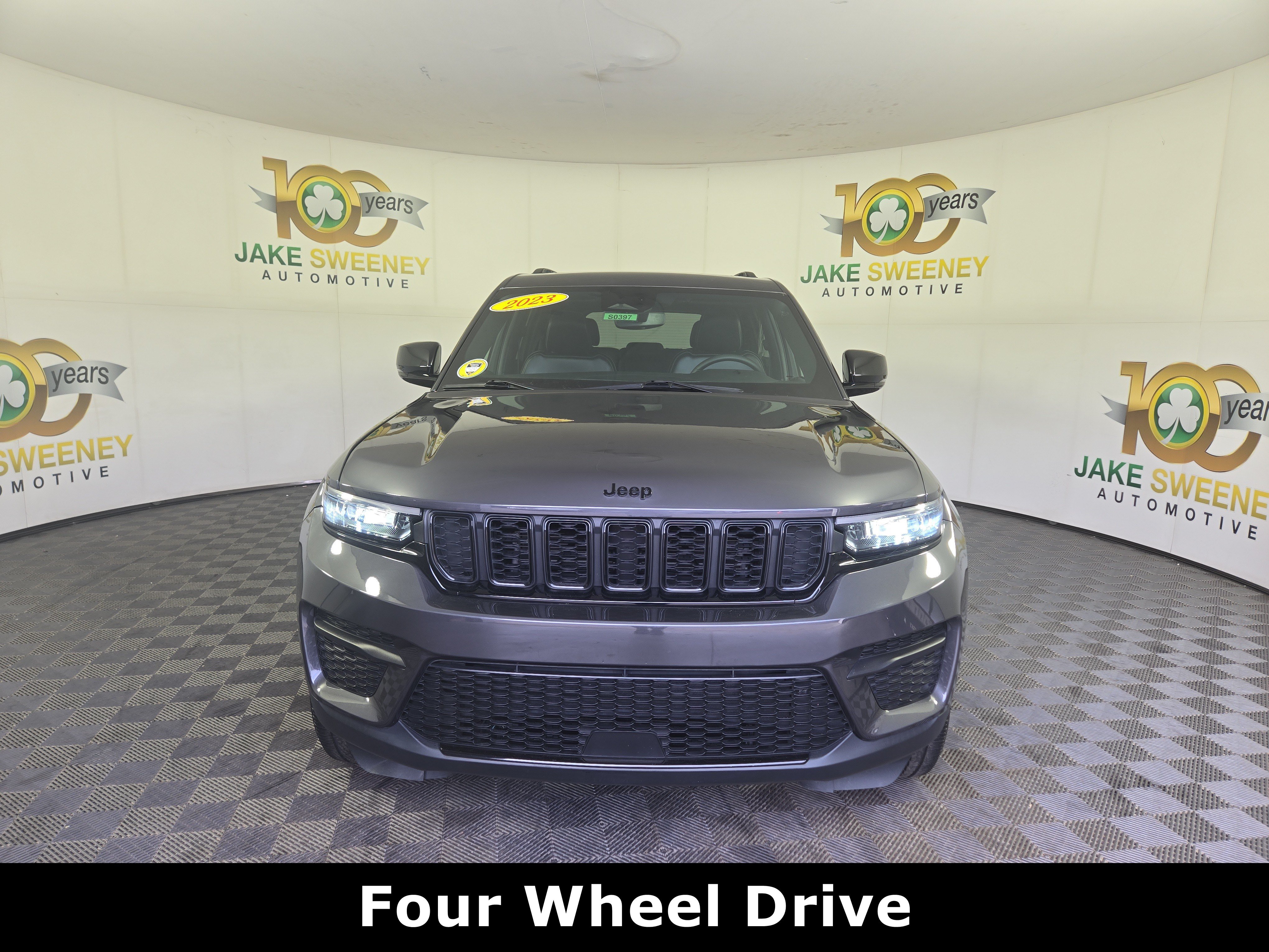 Used 2023 Jeep Grand Cherokee Altitude AWD/4WD image 2