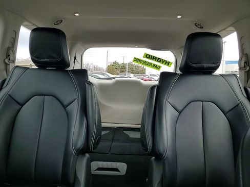 Used 2024 Chrysler Pacifica Limited FWD image 27
