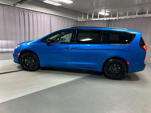 New 2026 Chrysler Pacifica Select w/ S Appearance Package image 4