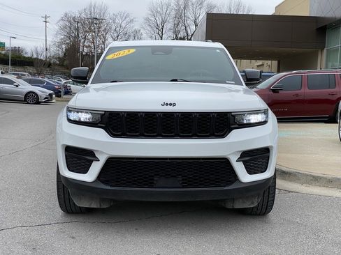 Used 2023 Jeep Grand Cherokee Altitude image 2