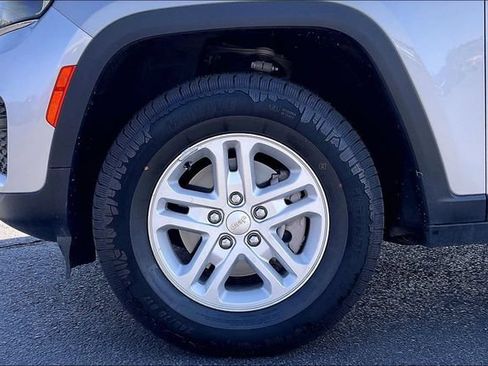 Used 2023 Jeep Grand Cherokee Laredo AWD/4WD image 8