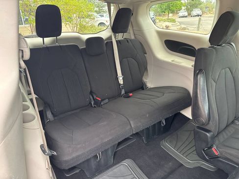 Used 2018 Chrysler Pacifica Touring Plus FWD image 19