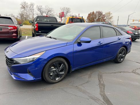 Used 2023 Hyundai Elantra SEL image 2