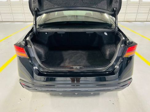 Used 2024 Nissan Altima 2.5 SV FWD image 9