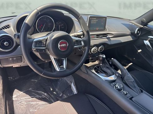 Used 2018 FIAT 124 Spider Classica w/ Technology & Siriusxm Group RWD image 11