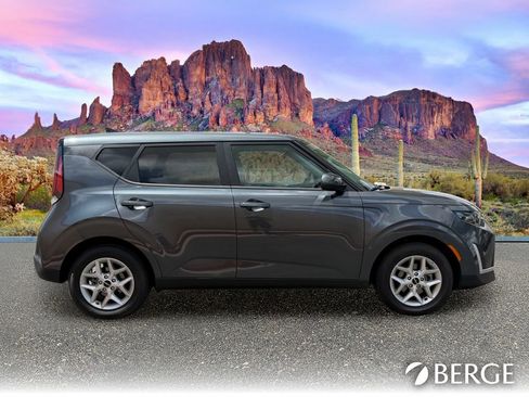 Used 2025 Kia Soul LX w/ LX Technology Package FWD image 9