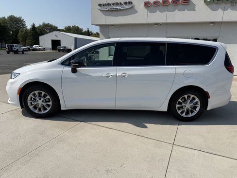 Used 2026 Chrysler Pacifica Limited FWD image 5