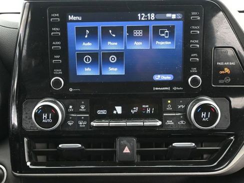 Used 2021 Toyota Highlander LE image 25