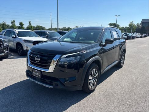 Used 2025 Nissan Pathfinder SL AWD/4WD image 2